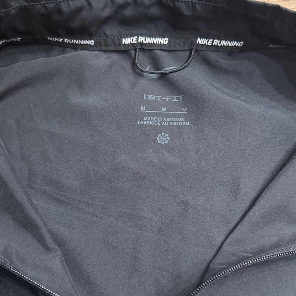 NikeRunning Dri-Fit Packable Jacket Lightweight Zip Up Cropped Windbreaker - Picture 3 of 5